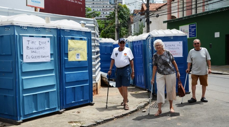 [Moradores protestam contra sanitários na Barra e Limpurp remove os equipamentos]