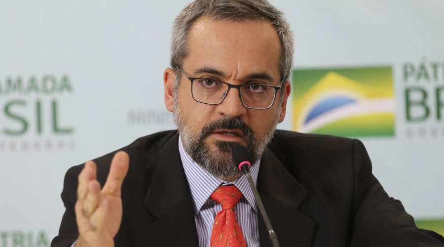 [Ministro da Educação peca mais uma vez no português e vai parar nos trending topics]