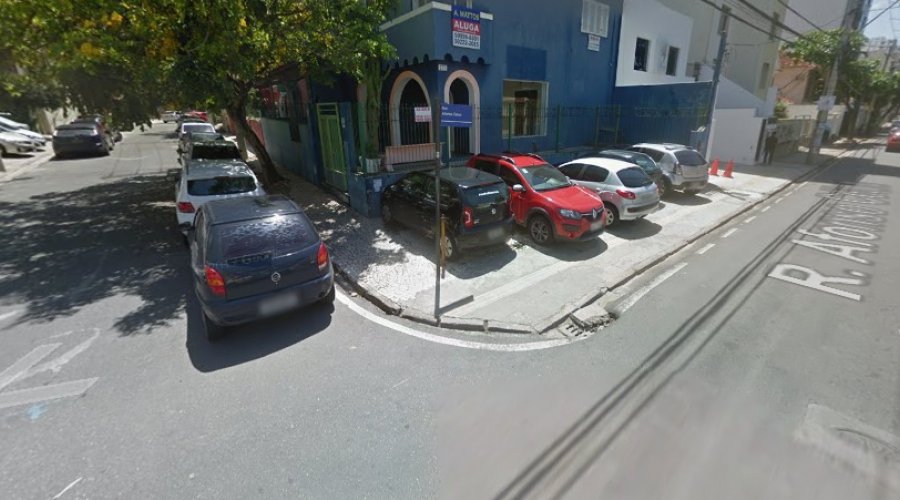 [Motoristas ficam feridos após batida entre dois carros em Salvador]