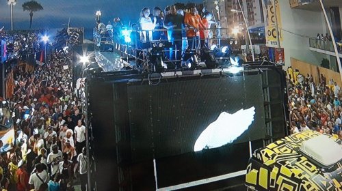 [Carlinhos Brown abre carnaval de Salvador acompanhado de 150 percussionistas]