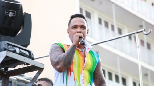 [Bruno Magnata veste camisa com o símbolo LGBTQIA+ e traz cantora A Travesti no circuito Dodô]