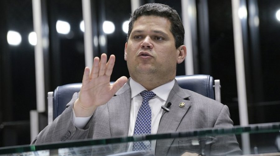[Presidente do Congresso Nacional diz que pronunciamento de Bolsonaro na TV é “grave” e que “país precisa de liderança séria”]