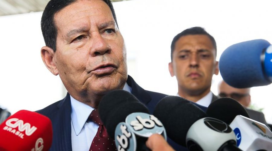 [Mourão afirma que governo apoia quarentena e diz que Bolsonaro pode ter se expressado mal]