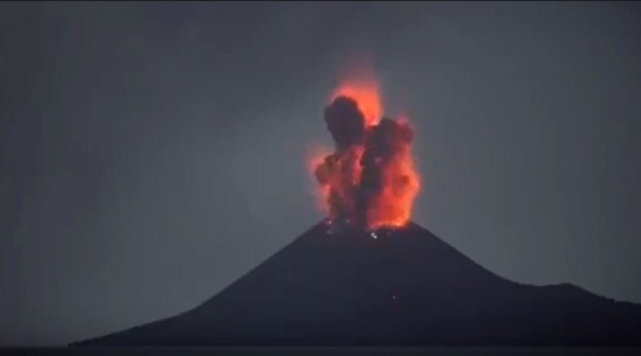 [Vídeo: vulcão entra em erupção em Krakatoa, na Indonésia]