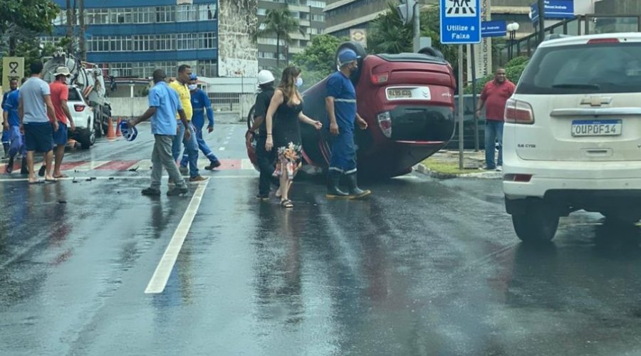 [Veículo capota no bairro da Pituba, em Salvador; ninguém ficou ferido]