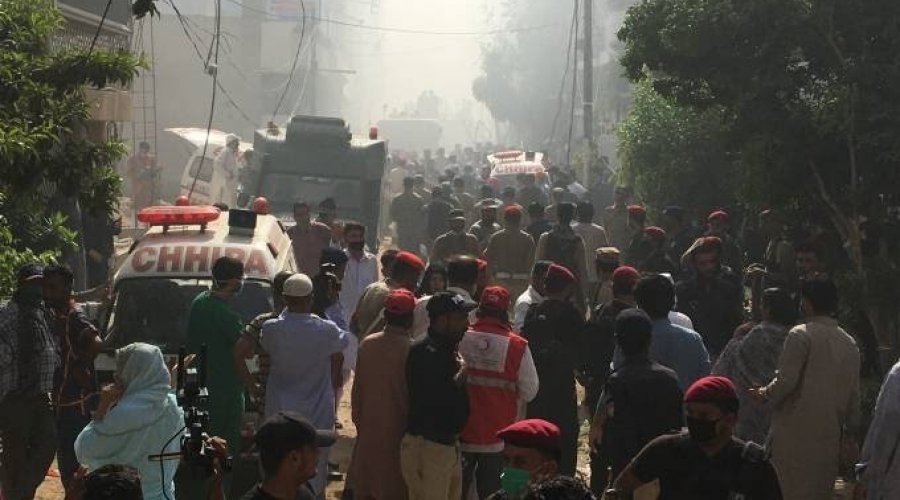 [Avião com mais de 100 pessoas a bordo cai no Sul do Paquistão]