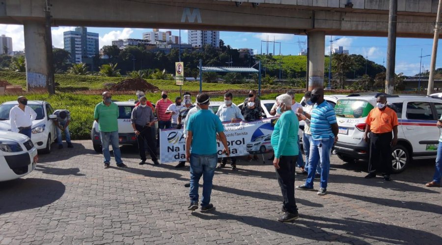 [Taxistas de Salvador realizam carreata em direção à prefeitura de Salvador na manhã desta quarta-feira (24) ]