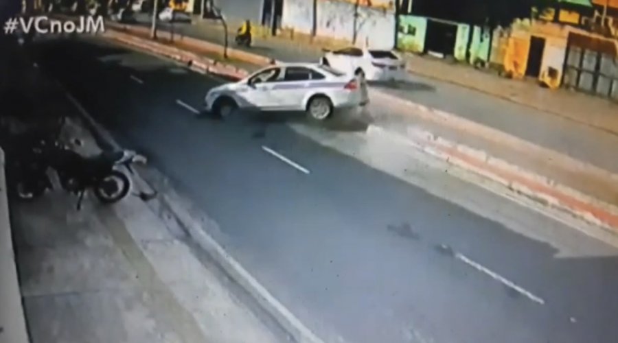 [Vídeo: motorista perde controle de táxi e invade canteiro central na Av. Suburbana ]
