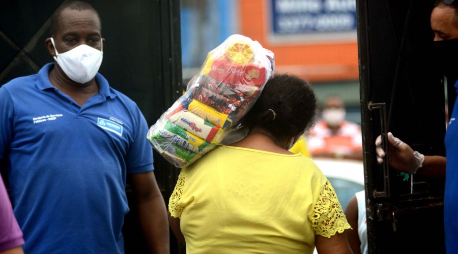 [Prefeitura de Salvador distribui 727 cestas para ambulantes de São Cristóvão]