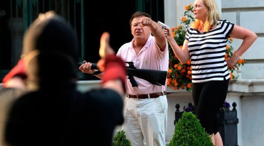 [Vídeo: casal aponta armas para manifestantes durante protesto em bairro nobre nos EUA ]