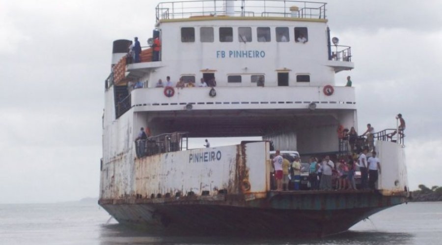 [Em alto mar, ferry-boat apresenta problema mecânico nesta quinta (9)]