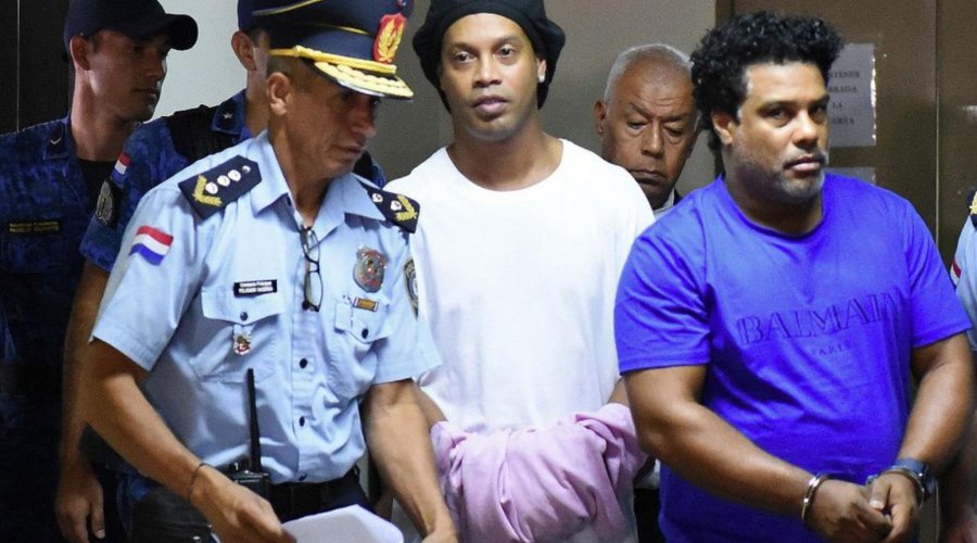 [Justiça indefere recurso de Ronaldinho e brasileiro segue em prisão domiciliar no Paraguai]