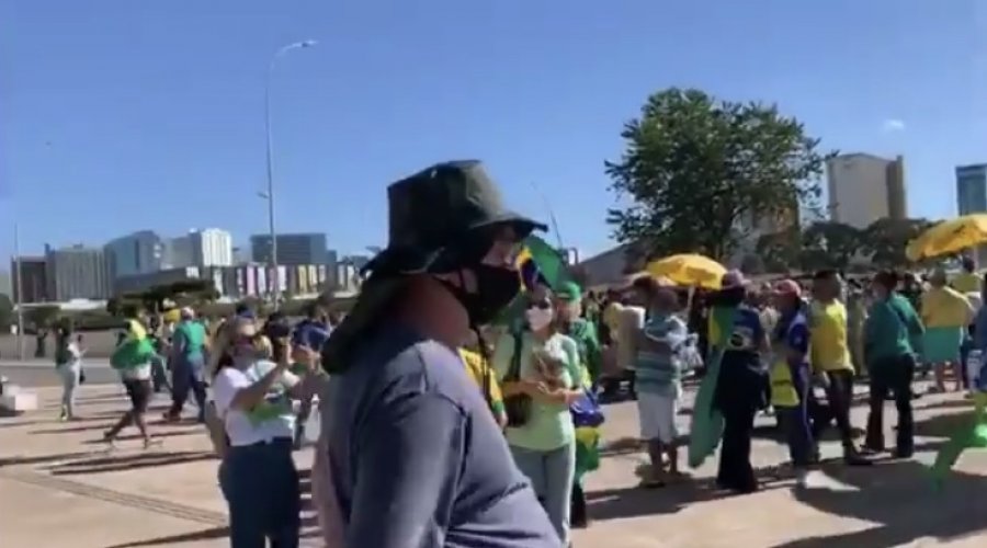 [Vídeo: sem máscara, manifestantes realizam ato pró-Bolsonaro e disparam críticas contra STF e Congresso]
