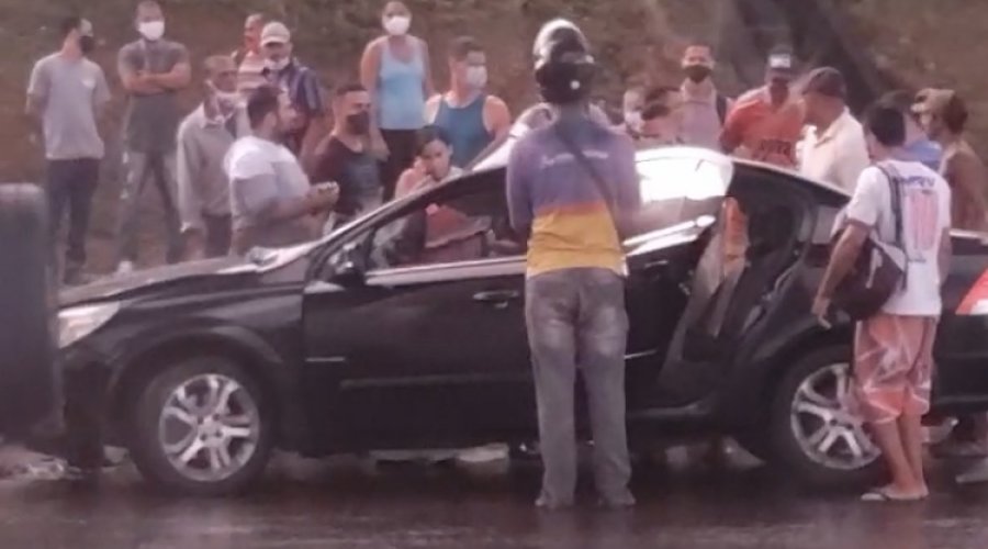 [Vídeo: carro e caminhão se envolvem em acidente na Av. Barros Reis na manhã desta sexta (30)]