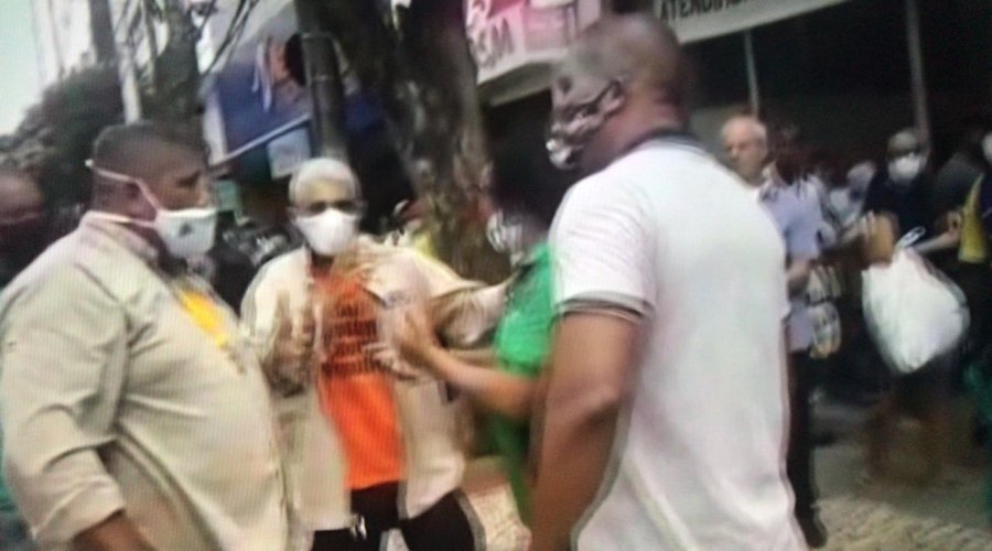 [Vídeo: ambulantes se envolvem em confusão durante operação da Semop na Avenida 7]