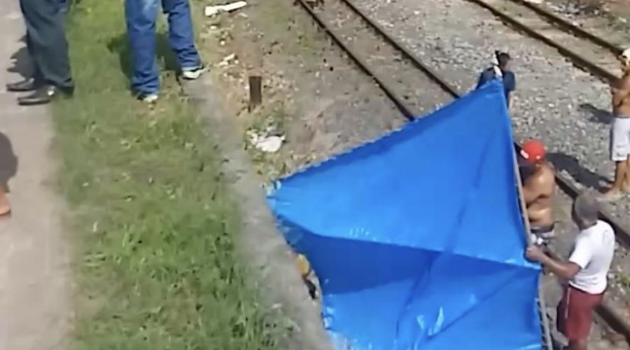 [Vídeo: mãe e filha são arremessadas na linha do trem após caminhão bater em moto na Suburbana]