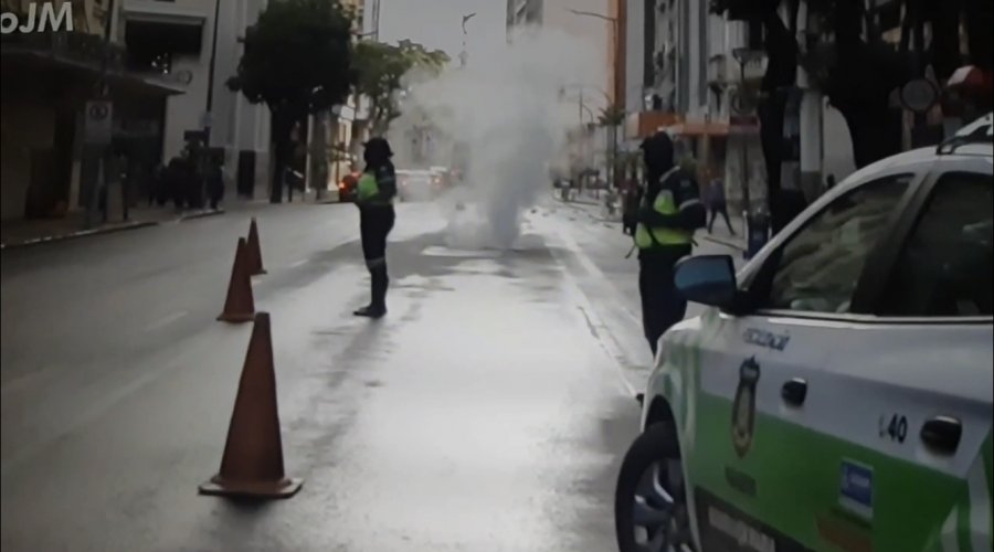 [Vídeo: fumaça em bueiro da Coelba chama atenção e atrapalha trânsito no Comércio]