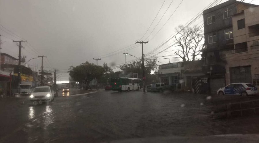 [Debaixo de chuva, Salvador registra três acidentes nas últimas 12 horas]