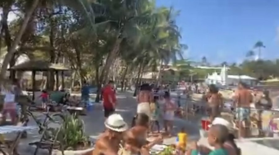 [Mesmo com capacidade de hotéis reduzida, turistas fazem filas para se hospedar em Praia do Forte]