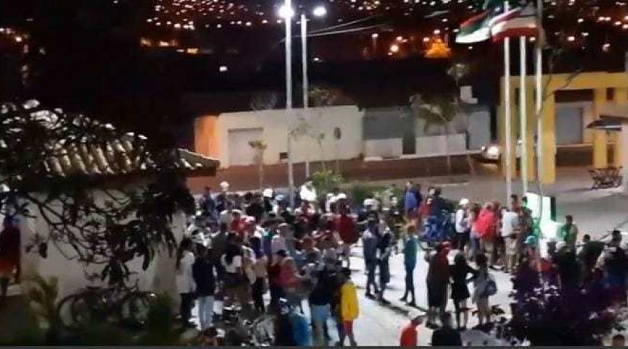 [Vídeo: festa de rua causa aglomeração de pessoas em Vitória da Conquista]