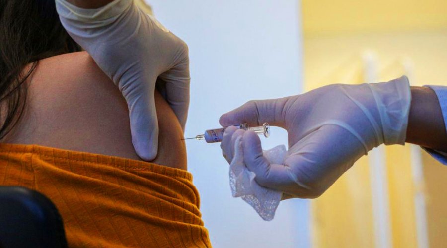 [Testes da vacina de Oxford são suspensos após paciente apresentar reação adversa vinculada ao imunizante]