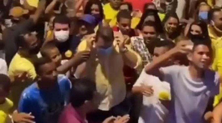 [Prefeito usa máscara de eleitor e arrasta multidão em cidade de Pernambuco; assista]