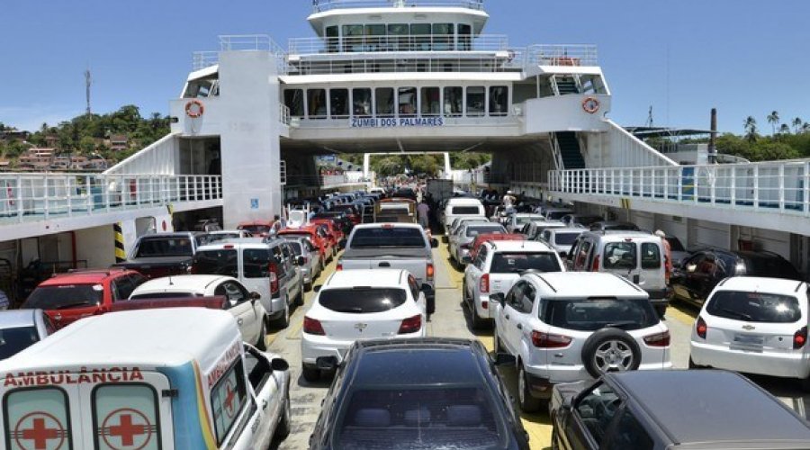 [Sistema ferry-boat funciona com fluxo intenso de veículos na manhã desta quarta-feira (23)]