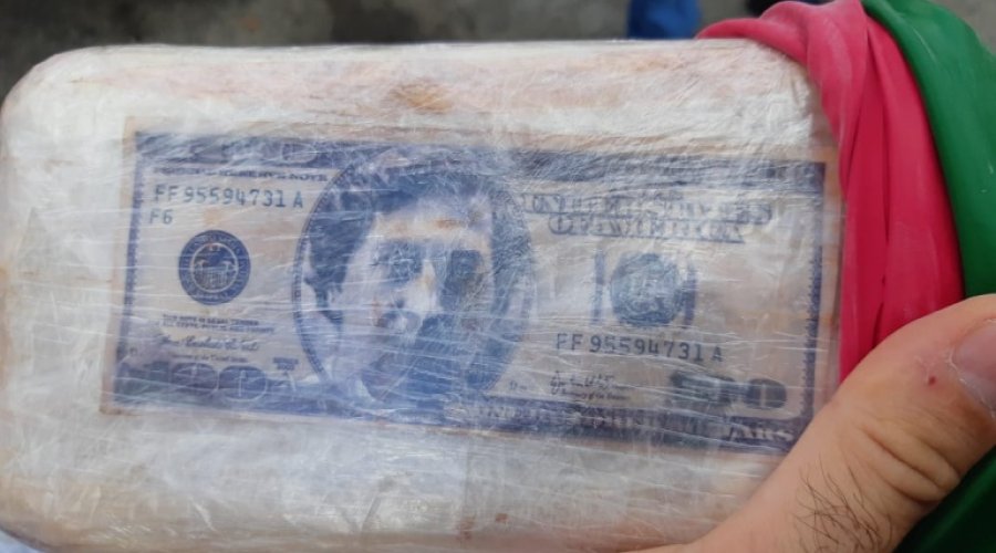 [Tabletes de pasta base de cocaína marcados com imagem de Pablo Escobar são encontrados em painel de carro na BR 116]