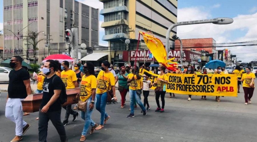 [Professores realizam manifestação no centro de Feira de Santana contra redução salarial; prefeitura rebate]