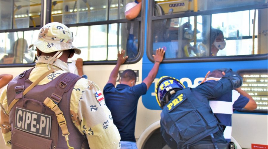[Vídeo: PRF e PM-BA intensificam fiscalização de combate a assalto a ônibus na Região Metropolitana de Salvador]