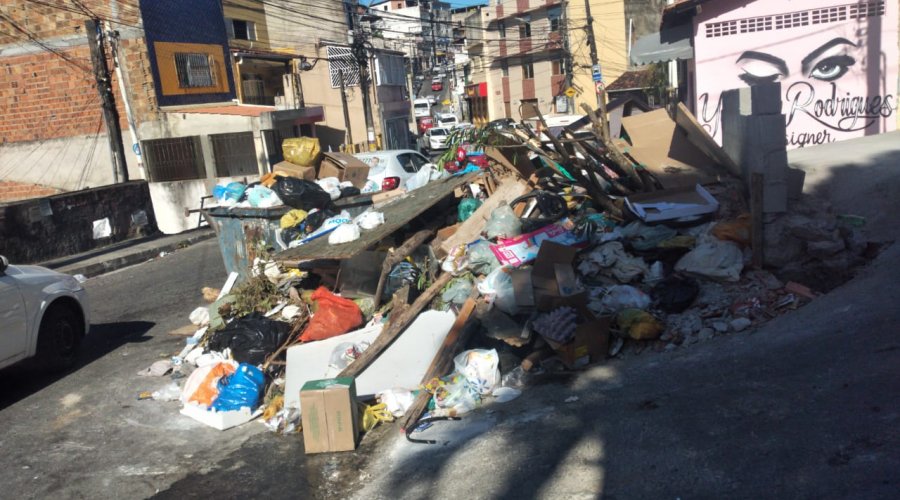 [Vídeo: acúmulo de lixo em Cosme de Farias impede passagem de veículos e pedestres ]
