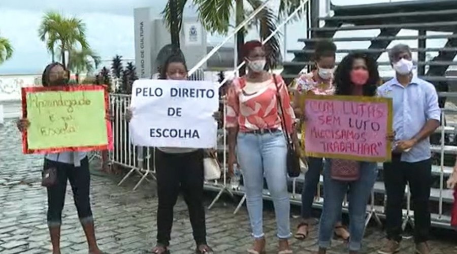 [Grupo faz protesto em Salvador para pedir retorno das aulas presenciais]
