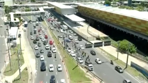 [Protesto deixa trânsito lento na Ligação Iguatemi-Paralela, em Salvador]