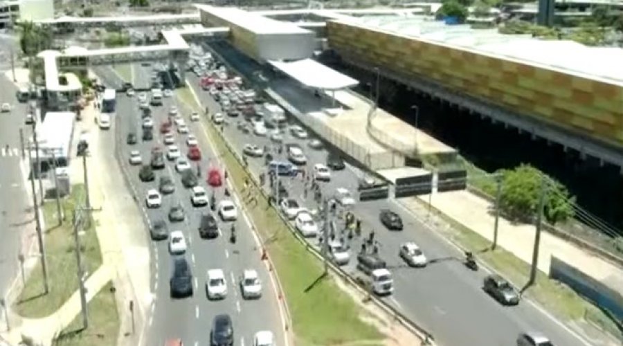 [Protesto deixa trânsito lento na Ligação Iguatemi-Paralela, em Salvador]
