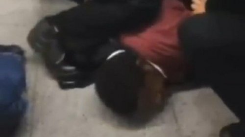 [Vídeo mostra seguranças do metrô de SP enforcando homem negro na frente do filho; assista]