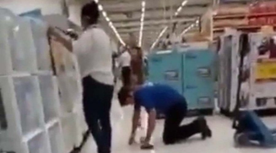 [Vídeo: funcionário é humilhado por gerente do Carrefour enquanto limpa chão de joelhos]