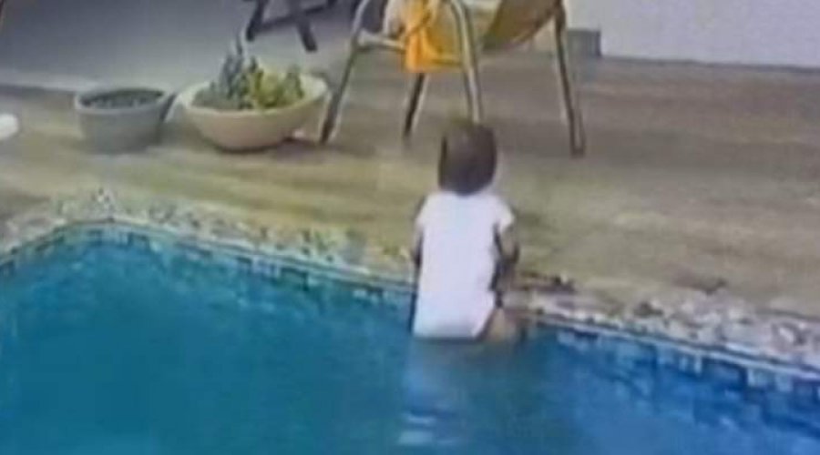 [Vídeo: bebê é salvo de afogamento pelo pai após aviso do irmão de 5 anos]