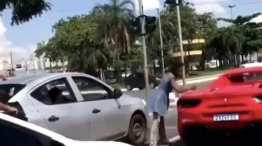 [Vídeo: mulher arranha Ferrari com uma faca após motorista negar ter R$ 1 para doar]