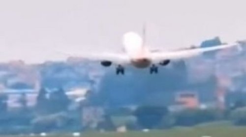 [Vídeo: Controladora de tráfego aéreo impede colisão após jatinho ultrapassar pista sem autoriz...]