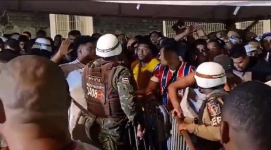 [Vídeo: torcedores denunciam agressões da PM antes do jogo do Bahia]