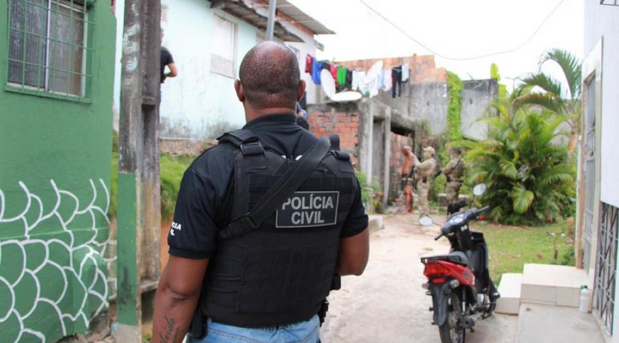 [Vídeo: Polícia Civil realiza operação contra tráfico de drogas na Bahia]