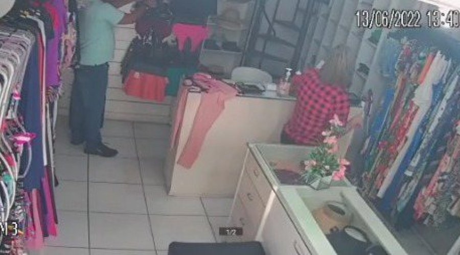 [Vídeo: Homem furta celular dentro de loja em shopping de Salvador]