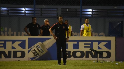 [João Burse cobra equipe, mas destaca pontos positivos em empate do Vitória: ''Eles tentaram'']