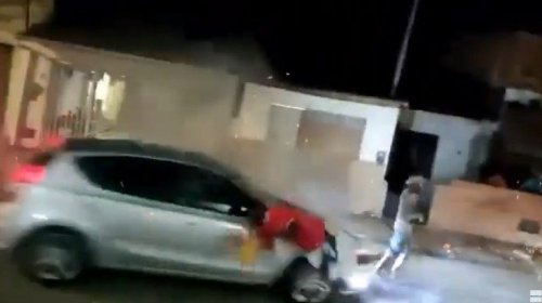 [Vídeo: motorista atropela dois homens durante queima de espada na Bahia]