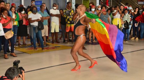 [Dia do Orgulho LGBTQIA+ é comemorado com debate no Centro de Salvador]