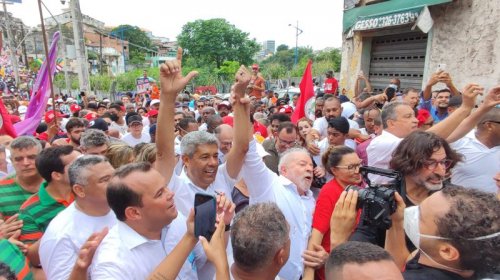 [Vídeo: Lula caminha nas ruas da Lapinha ao lado de Jerônimo e Geraldo Júnior no cortejo do 2 d...]