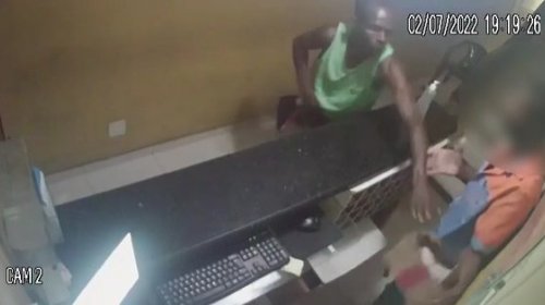 [Vídeo: Homem assalta hotel no bairro do São Caetano; câmera de segurança registra momento]