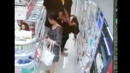 [Vídeo: Duas mulheres são flagradas furtando farmácia no bairro da Pituba]