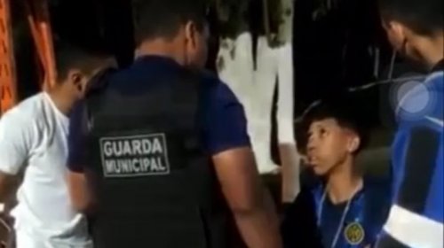 [Vídeo: Guarda Municipal armado e filho ameaçam e agridem jovem em Itapetinga]
