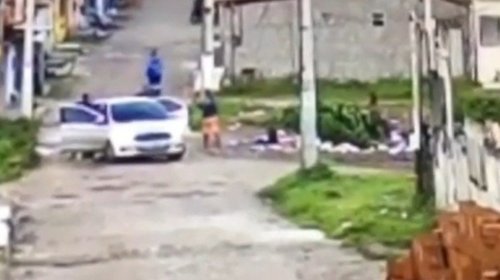 [Vídeo contradiz versão da PM e mostra rapaz rendido sendo executado a tiros por policial na Ba...]